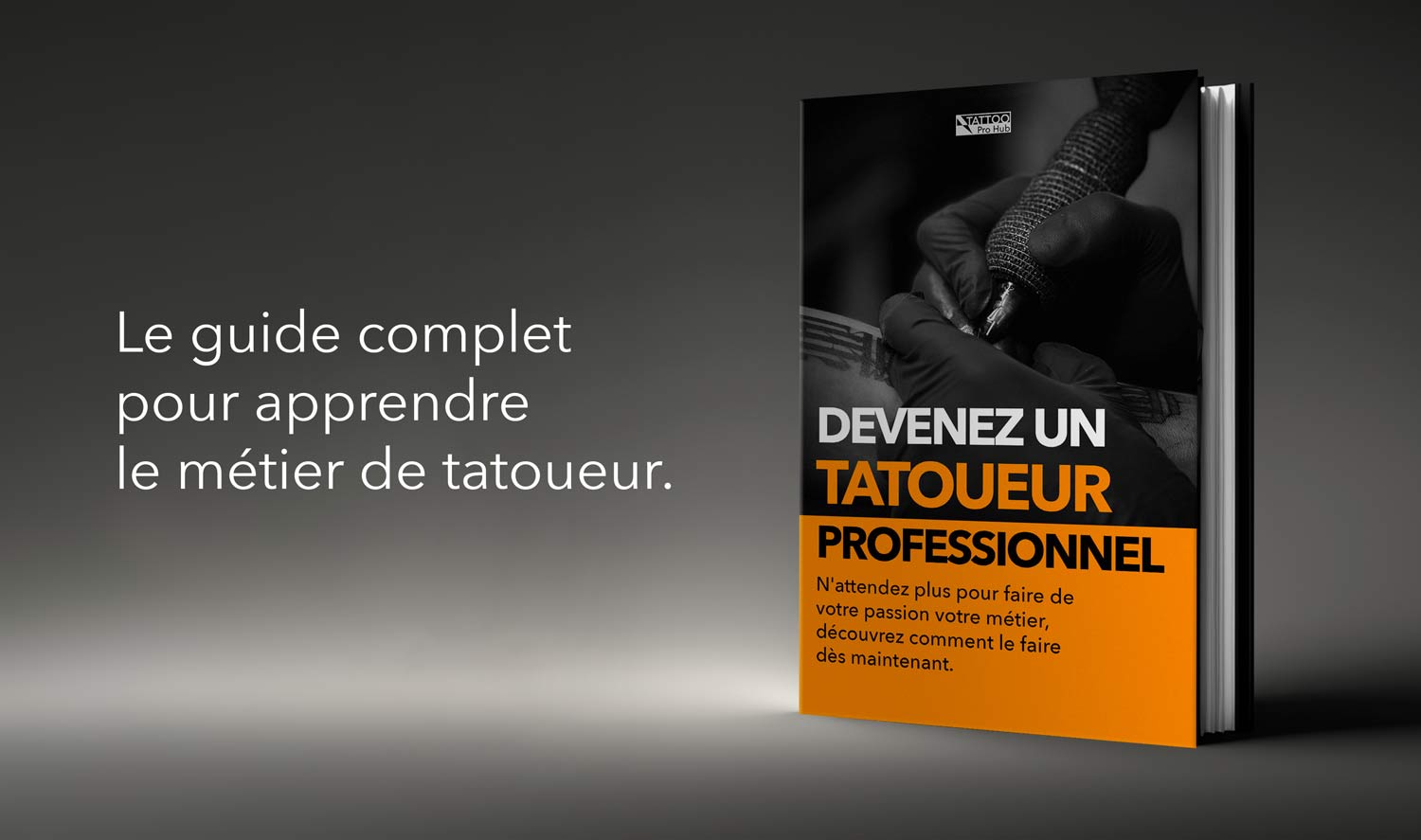 Une image du livre pour apprendre à tatouer, un guide complet pour les débutants dans le monde du tatouage, couverture noire avec des lettres blanches et des dessins d'aiguilles de tatouage.